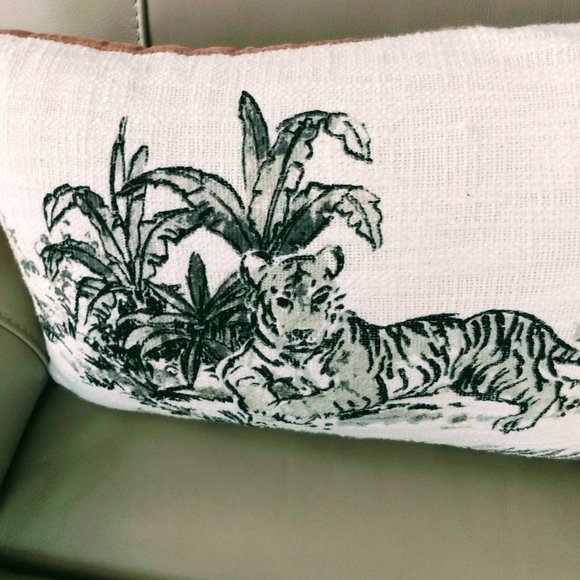 COTTON & VELVET PRINT PILLOW WITH TIGEr IMAGES & TASSELS - Picture 9 of 10